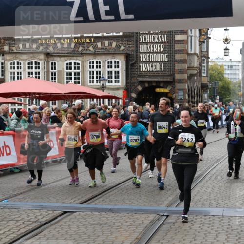 05.10.2025 - 20. swb-Marathon Bremen Yannick Fuchs http://msf.ph/oto/9250787 05.10.2025 11:13:49 Ziel 9242, 9899, 10040, 10364, 10433, 10574, 10705, 10707, 10957, 11060, 11068, 11264, 11385 meine-sportfotos.de