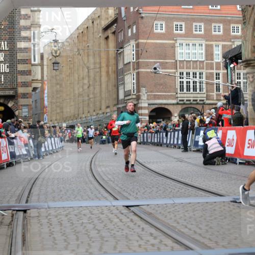 05.10.2025 - 20. swb-Marathon Bremen Yannick Fuchs http://msf.ph/oto/9250804 05.10.2025 10:44:42 Ziel 9897, 11666 meine-sportfotos.de