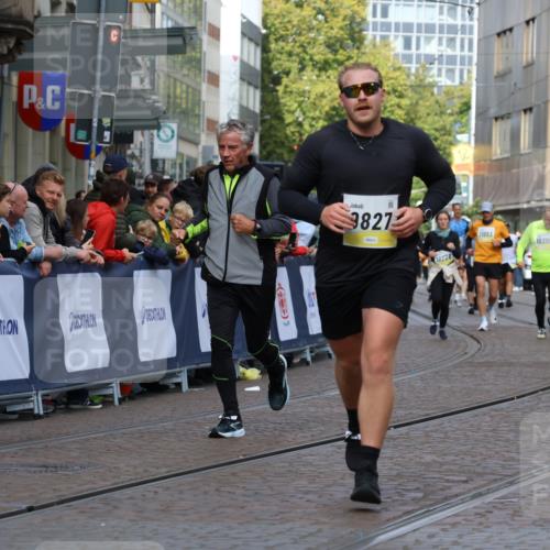 05.10.2025 - 20. swb-Marathon Bremen Strokosch-Dieckow http://msf.ph/oto/9250830 05.10.2025 11:00:46 Ziel 9327, 9389, 9827, 9858, 10182, 10571, 10690, 10872, 10901, 11155 meine-sportfotos.de