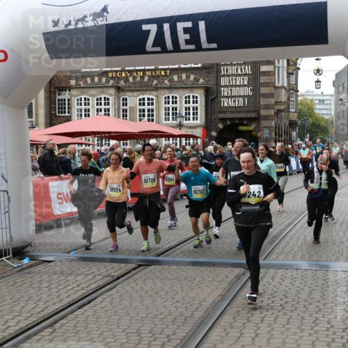 05.10.2025 - 20. swb-Marathon Bremen Yannick Fuchs http://msf.ph/oto/9250833 05.10.2025 11:13:49 Ziel 9242, 9899, 10040, 10364, 10433, 10574, 10705, 10707, 10957, 11060, 11068, 11264, 11385 meine-sportfotos.de