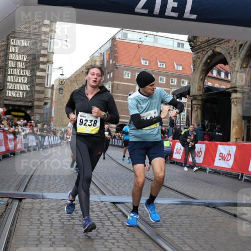 05.10.2025 - 20. swb-Marathon Bremen Yannick Fuchs http://msf.ph/oto/9250838 05.10.2025 10:53:42 Ziel 9238, 9461, 9464, 9569, 10310, 10369, 10468, 10642, 10925, 10934, 11246, 11545 meine-sportfotos.de