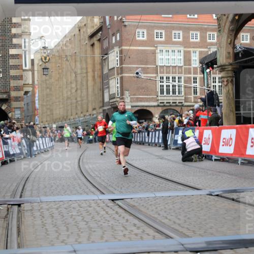 05.10.2025 - 20. swb-Marathon Bremen Yannick Fuchs http://msf.ph/oto/9250843 05.10.2025 10:44:43 Ziel 9897, 10554, 11666 meine-sportfotos.de