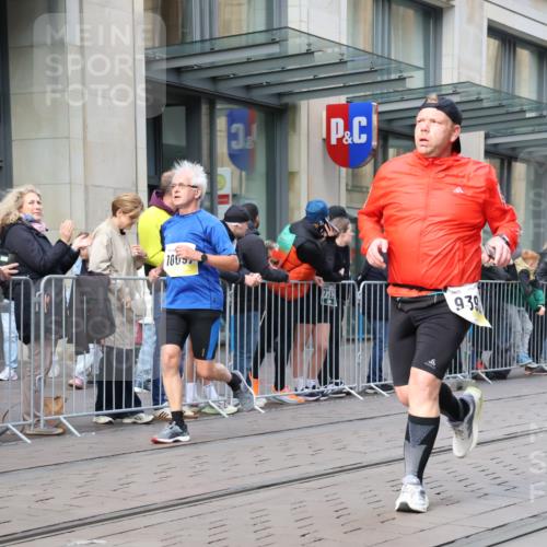 05.10.2025 - 20. swb-Marathon Bremen Strokosch-Dieckow http://msf.ph/oto/9250844 05.10.2025 10:54:09 Ziel 9367, 9392, 9407, 9633, 10032, 10097, 10174, 10178, 10296, 10402, 10768, 10810, 10915, 11040, 11045, 11089, 11271, 11321, 11694, 9367, 9392, 9407, 9633, 10032, 10097, 10174, 10178, 10296, 10402, 10768, 10810, 10915, 11040, 11045, 11089, 11271, 11321, 11694 meine-sportfotos.de