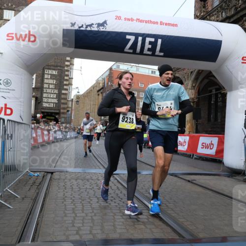 05.10.2025 - 20. swb-Marathon Bremen Yannick Fuchs http://msf.ph/oto/9250860 05.10.2025 10:53:42 Ziel 9238, 9461, 9464, 9569, 10310, 10369, 10468, 10642, 10925, 10934, 11246, 11545 meine-sportfotos.de