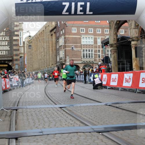 05.10.2025 - 20. swb-Marathon Bremen Yannick Fuchs http://msf.ph/oto/9250863 05.10.2025 10:44:43 Ziel 9897, 10554, 11666 meine-sportfotos.de