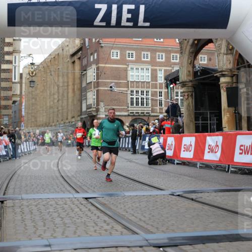 05.10.2025 - 20. swb-Marathon Bremen Yannick Fuchs http://msf.ph/oto/9250883 05.10.2025 10:44:43 Ziel 9897, 10554, 11666 meine-sportfotos.de