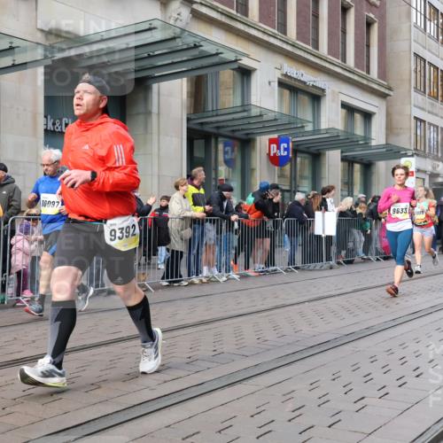 05.10.2025 - 20. swb-Marathon Bremen Strokosch-Dieckow http://msf.ph/oto/9250884 05.10.2025 10:54:10 Ziel 9367, 9392, 9407, 9633, 10032, 10097, 10174, 10178, 10296, 10402, 10768, 10810, 10915, 11040, 11045, 11089, 11271, 11321, 11694, 9367, 9392, 9407, 9633, 10032, 10097, 10174, 10178, 10296, 10402, 10768, 10810, 10915, 11040, 11045, 11089, 11271, 11321, 11694 meine-sportfotos.de