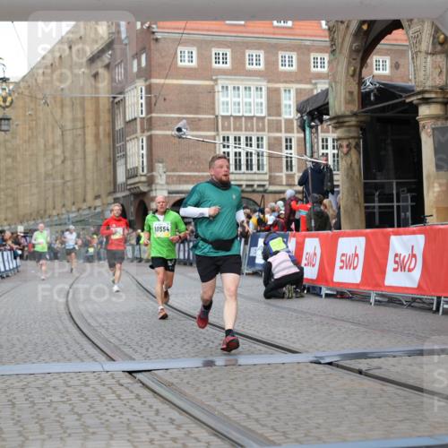 05.10.2025 - 20. swb-Marathon Bremen Yannick Fuchs http://msf.ph/oto/9250906 05.10.2025 10:44:44 Ziel 9897, 10554, 11666 meine-sportfotos.de
