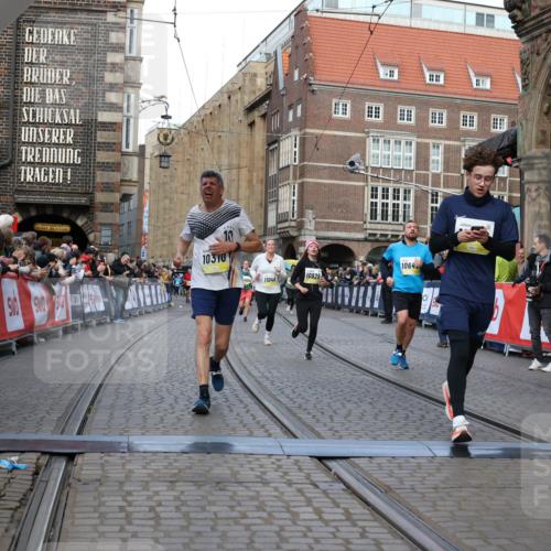 05.10.2025 - 20. swb-Marathon Bremen Yannick Fuchs http://msf.ph/oto/9250909 05.10.2025 10:53:43 Ziel 9238, 9461, 9464, 9569, 10310, 10642, 10925, 11046, 11246 meine-sportfotos.de