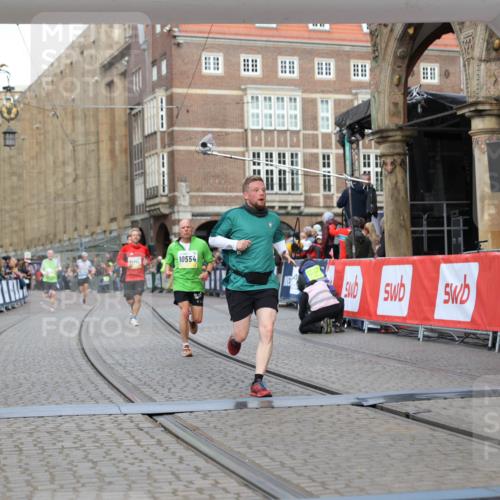 05.10.2025 - 20. swb-Marathon Bremen Yannick Fuchs http://msf.ph/oto/9250915 05.10.2025 10:44:44 Ziel 9897, 10554, 11666 meine-sportfotos.de