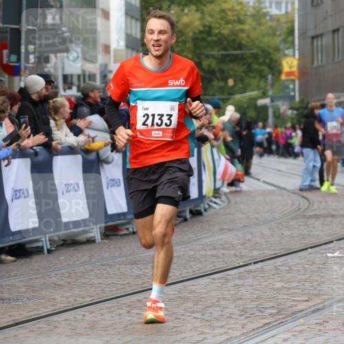 05.10.2025 - 20. swb-Marathon Bremen Strokosch-Dieckow http://msf.ph/oto/9250923 05.10.2025 12:48:46 Ziel 871, 2133, 3552 meine-sportfotos.de