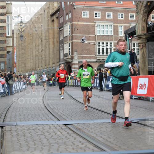 05.10.2025 - 20. swb-Marathon Bremen Yannick Fuchs http://msf.ph/oto/9250936 05.10.2025 10:44:45 Ziel 9897, 10554, 11666, 11714 meine-sportfotos.de