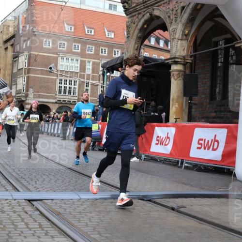 05.10.2025 - 20. swb-Marathon Bremen Yannick Fuchs http://msf.ph/oto/9250938 05.10.2025 10:53:43 Ziel 9238, 9461, 9464, 9569, 10310, 10642, 10925, 11046, 11246 meine-sportfotos.de