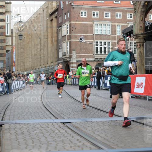 05.10.2025 - 20. swb-Marathon Bremen Yannick Fuchs http://msf.ph/oto/9250946 05.10.2025 10:44:45 Ziel 9897, 10554, 11666, 11714 meine-sportfotos.de