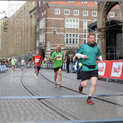 05.10.2025 - 20. swb-Marathon Bremen Yannick Fuchs http://msf.ph/oto/9250966 05.10.2025 10:44:45 Ziel 9897, 10554, 11666, 11714 meine-sportfotos.de