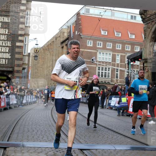 05.10.2025 - 20. swb-Marathon Bremen Yannick Fuchs http://msf.ph/oto/9250985 05.10.2025 10:53:44 Ziel 9238, 9461, 9464, 9569, 10310, 10642, 10925, 11046, 11246 meine-sportfotos.de