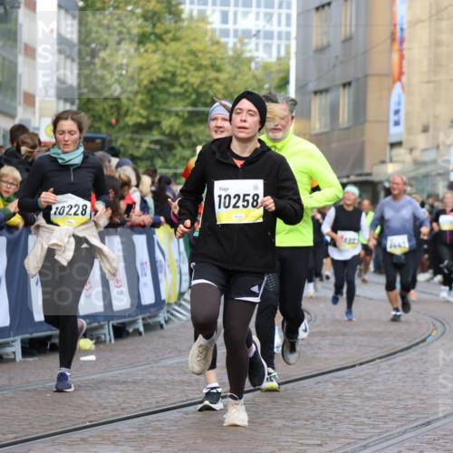 05.10.2025 - 20. swb-Marathon Bremen Strokosch-Dieckow http://msf.ph/oto/9250988 05.10.2025 11:00:55 Ziel 9208, 9600, 9954, 10228, 10258, 10359, 11155 meine-sportfotos.de