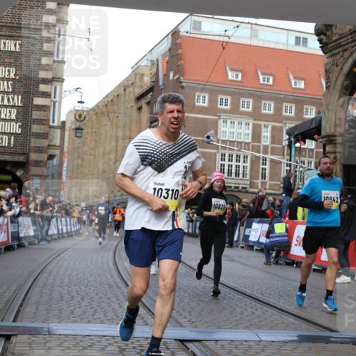 05.10.2025 - 20. swb-Marathon Bremen Yannick Fuchs http://msf.ph/oto/9250992 05.10.2025 10:53:44 Ziel 9238, 9461, 9464, 9569, 10310, 10642, 10925, 11046, 11246 meine-sportfotos.de