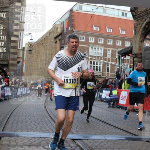 05.10.2025 - 20. swb-Marathon Bremen Yannick Fuchs http://msf.ph/oto/9251011 05.10.2025 10:53:44 Ziel 9238, 9461, 9464, 9569, 10310, 10642, 10925, 11046, 11246 meine-sportfotos.de