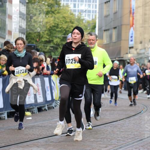 05.10.2025 - 20. swb-Marathon Bremen Strokosch-Dieckow http://msf.ph/oto/9251014 05.10.2025 11:00:56 Ziel 9208, 9305, 9600, 9954, 10228, 10258, 10359 meine-sportfotos.de