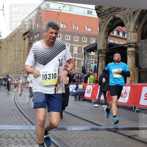 05.10.2025 - 20. swb-Marathon Bremen Yannick Fuchs http://msf.ph/oto/9251019 05.10.2025 10:53:45 Ziel 9238, 9461, 9464, 9569, 10310, 10642, 10925, 11046, 11246 meine-sportfotos.de