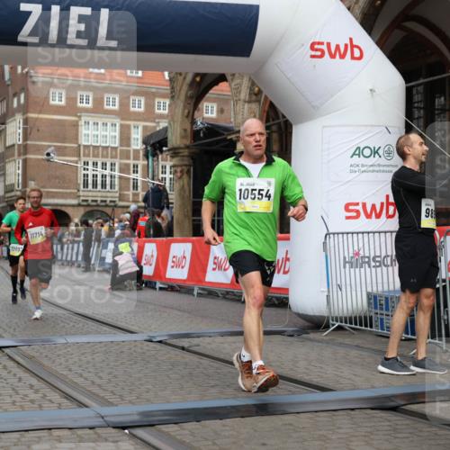 05.10.2025 - 20. swb-Marathon Bremen Yannick Fuchs http://msf.ph/oto/9251020 05.10.2025 10:44:47 Ziel 9897, 10092, 10554, 11666, 11714 meine-sportfotos.de