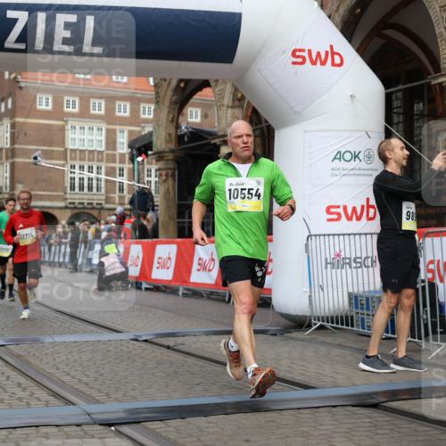 05.10.2025 - 20. swb-Marathon Bremen Yannick Fuchs http://msf.ph/oto/9251028 05.10.2025 10:44:47 Ziel 9897, 10092, 10554, 11666, 11714 meine-sportfotos.de