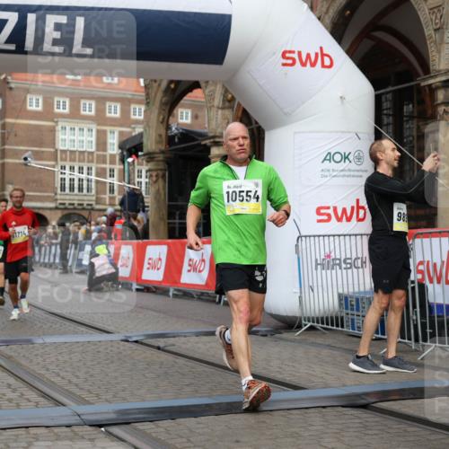 05.10.2025 - 20. swb-Marathon Bremen Yannick Fuchs http://msf.ph/oto/9251036 05.10.2025 10:44:47 Ziel 9897, 10092, 10554, 11666, 11714 meine-sportfotos.de