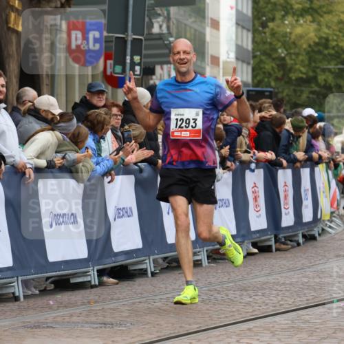 05.10.2025 - 20. swb-Marathon Bremen Strokosch-Dieckow http://msf.ph/oto/9251040 05.10.2025 12:48:55 Ziel 1293 meine-sportfotos.de