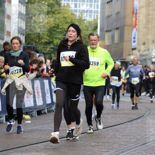 05.10.2025 - 20. swb-Marathon Bremen Strokosch-Dieckow http://msf.ph/oto/9251045 05.10.2025 11:00:56 Ziel 9208, 9305, 9600, 9954, 10228, 10258, 10359 meine-sportfotos.de