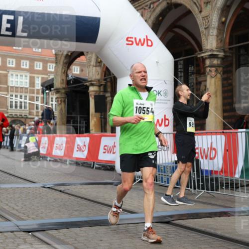 05.10.2025 - 20. swb-Marathon Bremen Yannick Fuchs http://msf.ph/oto/9251050 05.10.2025 10:44:48 Ziel 9897, 10092, 10306, 10554, 11666, 11714 meine-sportfotos.de