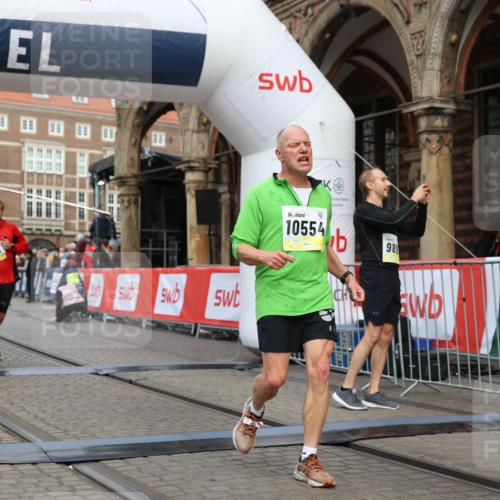 05.10.2025 - 20. swb-Marathon Bremen Yannick Fuchs http://msf.ph/oto/9251056 05.10.2025 10:44:48 Ziel 9897, 10092, 10306, 10554, 11666, 11714 meine-sportfotos.de