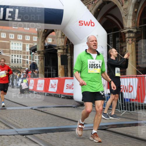 05.10.2025 - 20. swb-Marathon Bremen Yannick Fuchs http://msf.ph/oto/9251064 05.10.2025 10:44:48 Ziel 9897, 10092, 10306, 10554, 11666, 11714 meine-sportfotos.de