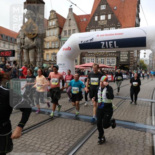 05.10.2025 - 20. swb-Marathon Bremen Yannick Fuchs http://msf.ph/oto/9251068 05.10.2025 11:13:52 Ziel 9242, 9899, 10040, 10364, 10574, 10705, 10707, 10957, 11060, 11068, 11264, 11385 meine-sportfotos.de