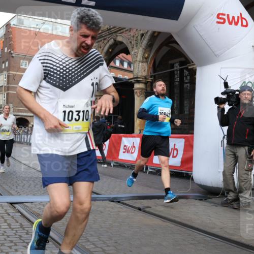 05.10.2025 - 20. swb-Marathon Bremen Yannick Fuchs http://msf.ph/oto/9251070 05.10.2025 10:53:45 Ziel 9238, 9461, 9464, 9569, 10310, 10642, 10925, 11046, 11246 meine-sportfotos.de