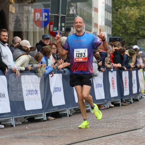 05.10.2025 - 20. swb-Marathon Bremen Strokosch-Dieckow http://msf.ph/oto/9251071 05.10.2025 12:48:55 Ziel 1293 meine-sportfotos.de