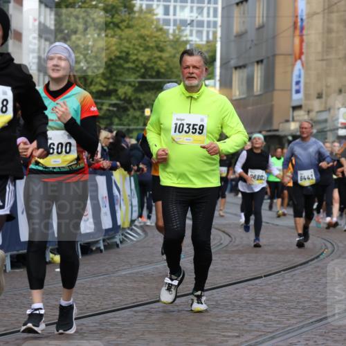 05.10.2025 - 20. swb-Marathon Bremen Strokosch-Dieckow http://msf.ph/oto/9251079 05.10.2025 11:00:57 Ziel 9208, 9305, 9600, 9954, 10228, 10258, 10359, 11053 meine-sportfotos.de