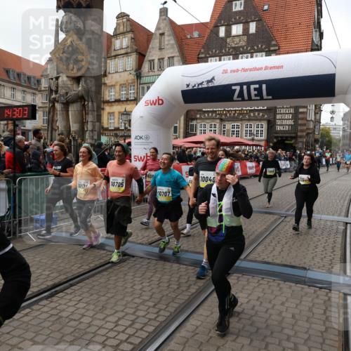 05.10.2025 - 20. swb-Marathon Bremen Yannick Fuchs http://msf.ph/oto/9251088 05.10.2025 11:13:52 Ziel 9242, 9899, 10040, 10364, 10574, 10705, 10707, 10957, 11060, 11068, 11264, 11385 meine-sportfotos.de
