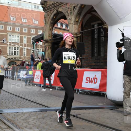 05.10.2025 - 20. swb-Marathon Bremen Yannick Fuchs http://msf.ph/oto/9251091 05.10.2025 10:53:46 Ziel 9238, 9461, 9464, 9569, 10310, 10642, 10925, 11046, 11246 meine-sportfotos.de