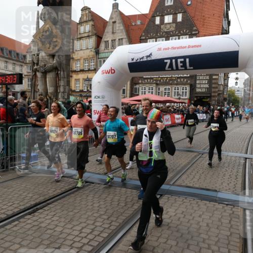 05.10.2025 - 20. swb-Marathon Bremen Yannick Fuchs http://msf.ph/oto/9251093 05.10.2025 11:13:52 Ziel 9242, 9899, 10040, 10364, 10574, 10705, 10707, 10957, 11060, 11068, 11264, 11385 meine-sportfotos.de