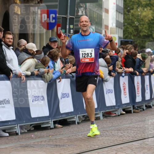 05.10.2025 - 20. swb-Marathon Bremen Strokosch-Dieckow http://msf.ph/oto/9251101 05.10.2025 12:48:55 Ziel 1293 meine-sportfotos.de