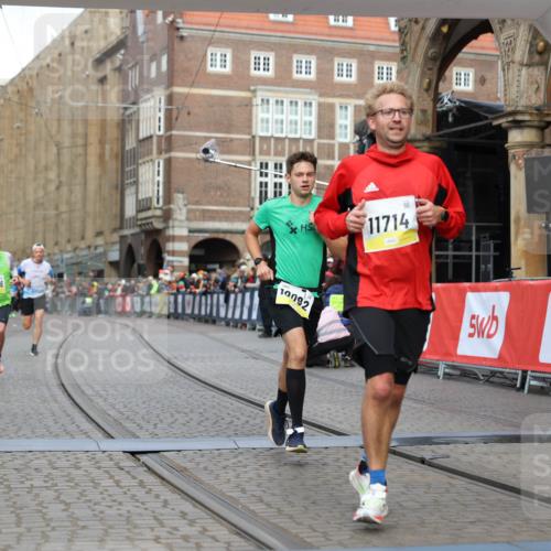 05.10.2025 - 20. swb-Marathon Bremen Yannick Fuchs http://msf.ph/oto/9251107 05.10.2025 10:44:49 Ziel 9897, 10092, 10306, 10554, 11666, 11714 meine-sportfotos.de