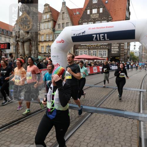 05.10.2025 - 20. swb-Marathon Bremen Yannick Fuchs http://msf.ph/oto/9251112 05.10.2025 11:13:52 Ziel 9242, 9899, 10040, 10364, 10574, 10705, 10707, 10957, 11060, 11068, 11264, 11385 meine-sportfotos.de
