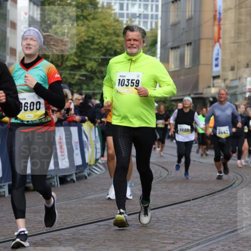 05.10.2025 - 20. swb-Marathon Bremen Strokosch-Dieckow http://msf.ph/oto/9251114 05.10.2025 11:00:57 Ziel 9208, 9305, 9600, 9954, 10228, 10258, 10359, 11053 meine-sportfotos.de