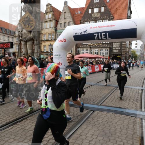 05.10.2025 - 20. swb-Marathon Bremen Yannick Fuchs http://msf.ph/oto/9251119 05.10.2025 11:13:52 Ziel 9242, 9899, 10040, 10364, 10574, 10705, 10707, 10957, 11060, 11068, 11264, 11385 meine-sportfotos.de