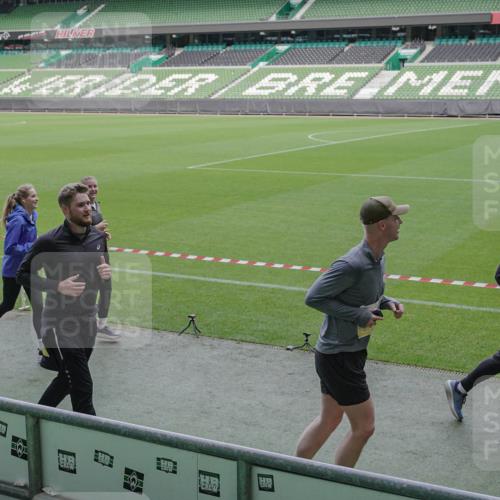 05.10.2025 - 20. swb-Marathon Bremen Michael Burmester http://msf.ph/oto/9251123 05.10.2025 10:40:47 Laufen im Stadion 7706, 7799, 8111, 9001, 9178, 9191, 9205, 9217, 9245, 9275, 9306, 9308, 9321, 9334, 9353, 9355, 9387, 9423, 9438, 9440, 9446, 9466, 9483, 9491, 9530, 9537, 9552, 9589, 9605, 9615, 9617, 9623, 9685, 9690, 9702, 9712, 9721, 9764, 9804, 9853, 9866, 9877, 9892, 9942, 10001, 10037, 10058, 10081, 10100, 10101, 10135, 10160, 10168, 10193, 10243, 10343, 10419, 10542, 10550, 10563, 10580, 10674, 10699, 10737, 11090, 11270, 9220, 9241, 9286, 9554, 9571, 9619, 9661, 9662, 9931 meine-sportfotos.de
