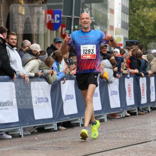 05.10.2025 - 20. swb-Marathon Bremen Strokosch-Dieckow http://msf.ph/oto/9251125 05.10.2025 12:48:55 Ziel 1293 meine-sportfotos.de