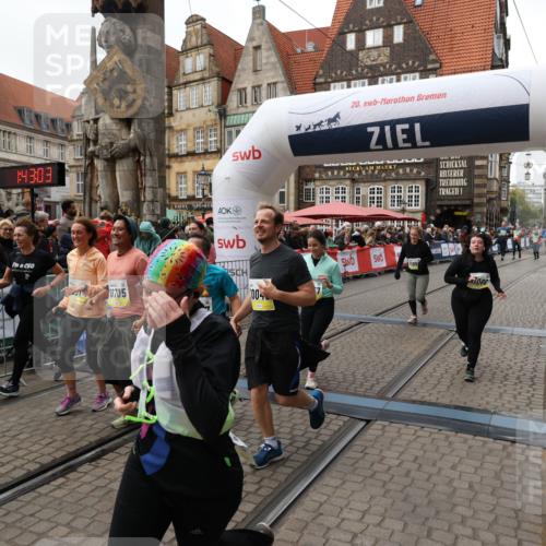 05.10.2025 - 20. swb-Marathon Bremen Yannick Fuchs http://msf.ph/oto/9251131 05.10.2025 11:13:52 Ziel 9242, 9899, 10040, 10364, 10574, 10705, 10707, 10957, 11060, 11068, 11264, 11385 meine-sportfotos.de