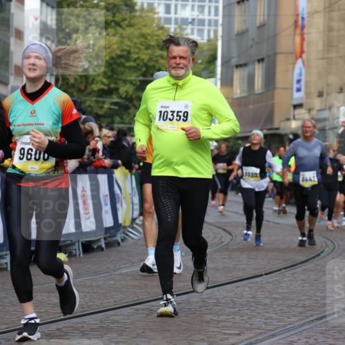 05.10.2025 - 20. swb-Marathon Bremen Strokosch-Dieckow http://msf.ph/oto/9251134 05.10.2025 11:00:57 Ziel 9208, 9305, 9600, 9954, 10228, 10258, 10359, 11053 meine-sportfotos.de