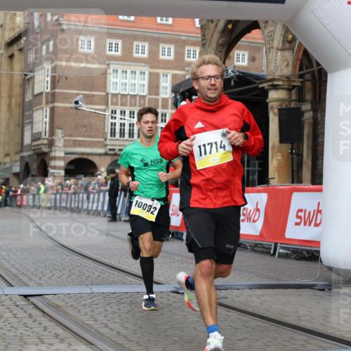 05.10.2025 - 20. swb-Marathon Bremen Yannick Fuchs http://msf.ph/oto/9251136 05.10.2025 10:44:49 Ziel 9897, 10092, 10306, 10554, 11666, 11714 meine-sportfotos.de